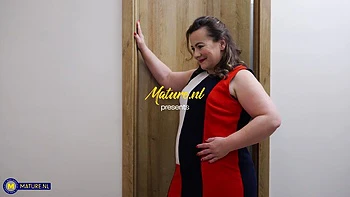 Madrastra curvy con coño peludo y culo grande lamido por hijastra