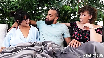 Trío con Sara Jay, tetas grandes, BBC y compañera Kitty