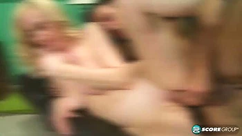 MILF rubia Jackie Pierson se coge y se corre dentro Juan Largo