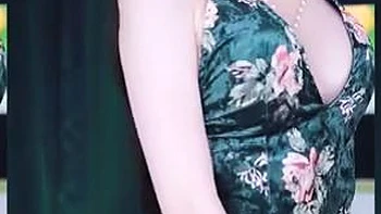 Корейская азиатка танцует и сосёт член