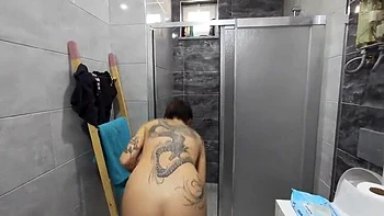 Cuñada en la ducha follada a lo perrito y comiendo semen