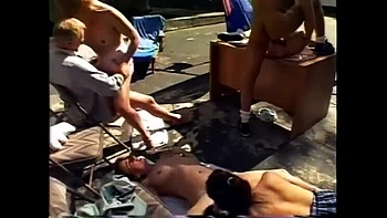 MILF Candy no jardim chupando pau grande e duro