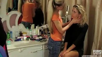 Lesbiennes russes blondes se lèchent intensément