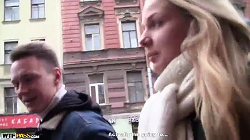 Brünette Teen reitet Cowgirl beim Kuschelfick