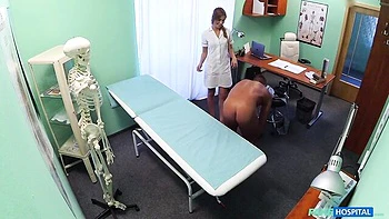 Молодая медсестра отсасывает большой член с аппетитной попой