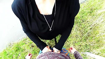 Harleen Van Hynten zeigt ihre großen Titten beim Ficken draußen in Berlin