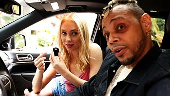 Худая подросток Брэйлин Бэйли сосет и трахается в машине