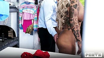 Kali Roses and Lola Cheeks side-fuck with deep oral