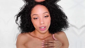 Aidra Fox seduce a Kenna James para follar lesbiano caliente