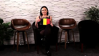 Alina con tetas pequeñas chupando y facial fetiche