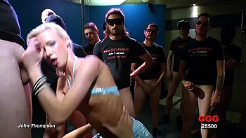 Große Titten Milf & Babe blasen mit Analspaß