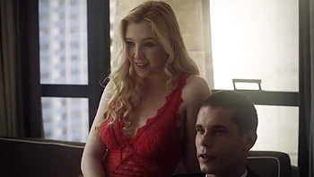 Amadora chupando e cavalgando Doggy POV