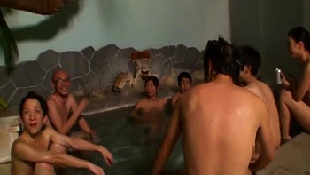 Casal japonês tarado parte para gangbang público selvagem