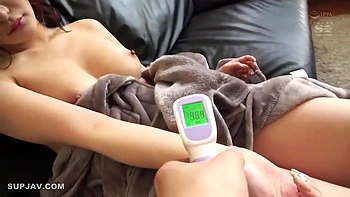 Asiatisches Dreier-Squirt mit brünetter Schönheit