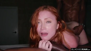 Pelirroja Scarlet Skies recibe doble creampie BBC en trío BDSM