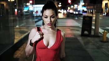 Брюнетка Kissa Sins страстно скачет на огромном черном хуе