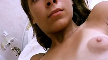 Couple mature baise en missionnaire et enlacement