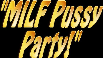 Charlee com peitos enormes lambendo buceta lésbica