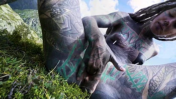 Tätowierte Blonde fickt Outdoor Anal POV