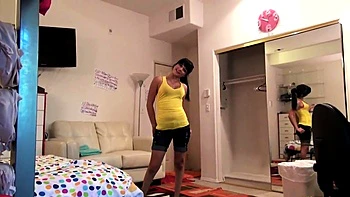 Petite salope brune se fait baiser fort