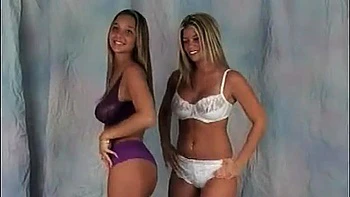 Большая грудь показывает стриптиз и дразнит в камере