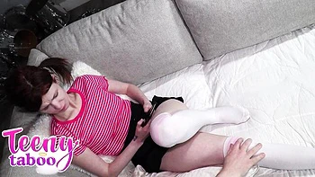 Pequena enteada fodida e gozada pelo padrasto