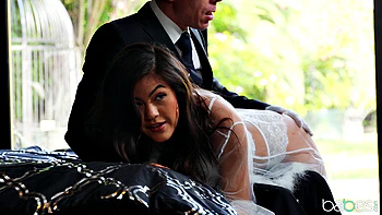 Pequeña mocosa se folla sin piedad