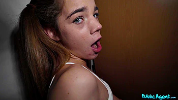 Rothaariges Teen saugt Schwanz und reitet Pussy im Wald