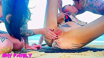 Трахаю и делаю фистинг лучшей подруге жены на голом пляже