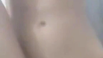 Chica india peluda y cachonda se masturba sola