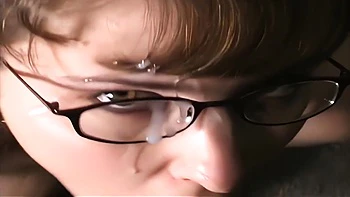 Чарли сосет большой член, глотает огромную сперму