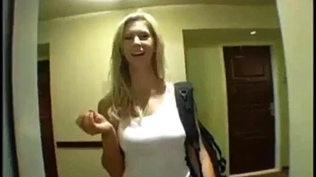 Große Titten BB im Hotel gefickt: Blasen, Doggy & Cowgirl