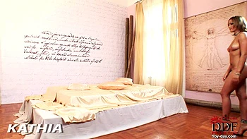 Blonde Tschechin mit Tattoo von Kopf bis Fuß verführerisch