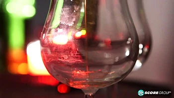 BBW Angel DeLuca exhibe ses gros seins et cul en solo