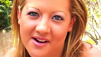 Sophia adora chupar gozos fresquinhos nas suas tetas grandes