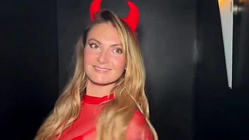 Zorra del gloryhole chupa y traga semen