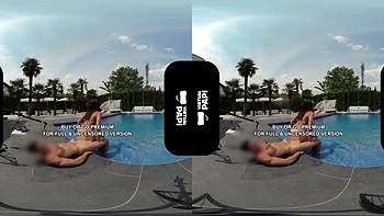 Brünette Cowgirl lutscht Schwanz am Pool