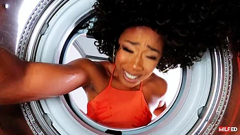 Schwarze Milf fickt im Doggy, Cowgirl und Missionarsstil