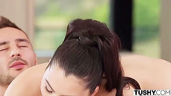 Valentina Nappi fickt mit großen Titten und Arsch anal