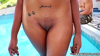 Renee Young y Karmin follan y chupan duro al aire libre