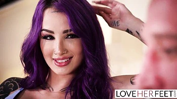 Valerica Steele fickt und leckt geile Füße