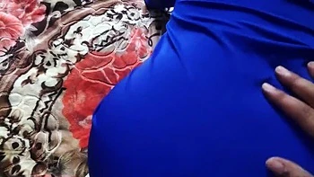 Marokkanische Hijab-Frau nimmt Boss zum ersten Mal anal, er spritzt in ihre enge Fotze