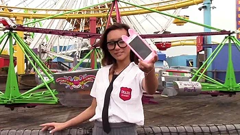 Азиатка сосёт член, катается на парне и в миссионерской