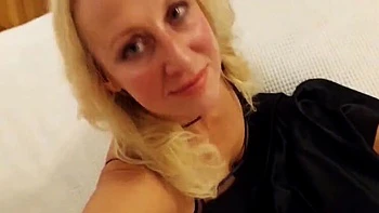 Blonde MILF Selena701 wird draußen hart gefickt