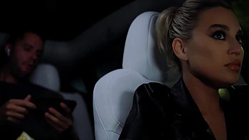 Duas gostosas fodendo no carro