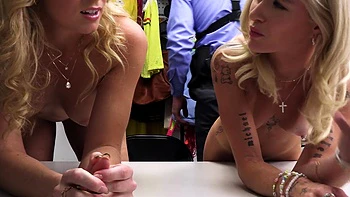 Dos secretarias y jefe en trío desnudo en la oficina