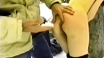 Flaca hermosa follada perrito en público