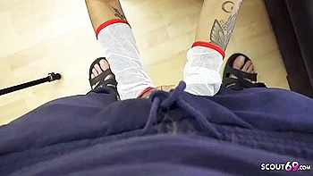 Pequeña latina Michy Perez chupa gran polla y le meten el culo