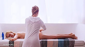 Нэнси и Алеся ласкают друг друга пальцами