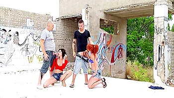 Photographe veut baiser rousse aux grosses fesses en groupe en public